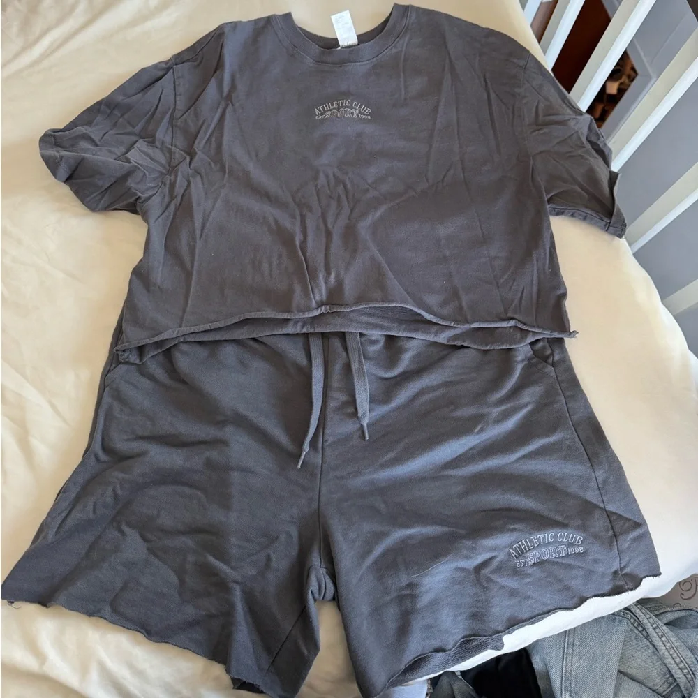 Grey set - Picture 1 of 1